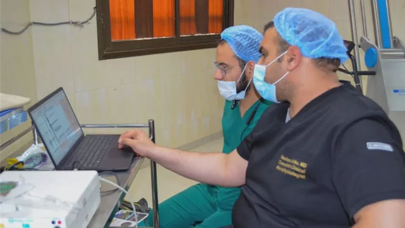 جامعة أسيوط تنجح في استئصال ورم بالمخ لمريضة مستيقظة أثناء الجراحة