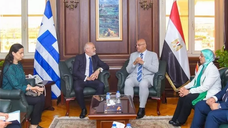 محافظ الإسكندرية وسفير اليونان يبحثان فرص الاستثمار والنقل البحري