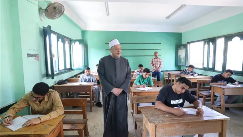 بعد 21 دقيقة من بدء اللجنة.. الأزهر يحقق في صور متداولة لامتحان الثانوية 