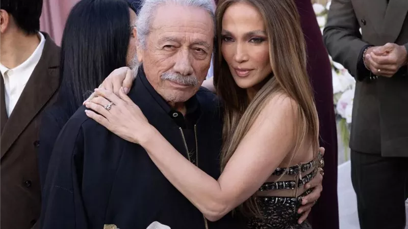 إدوارد جيمس أولموس يعود بفيلم رومانسي جديد ويشيد بجينيفر لوبيز