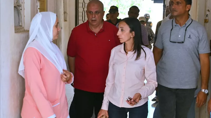 محافظ البحيرة تتفقد وحدة طب الأسرة بقرية حرارة و تلتقى بعدد من المواطنين 