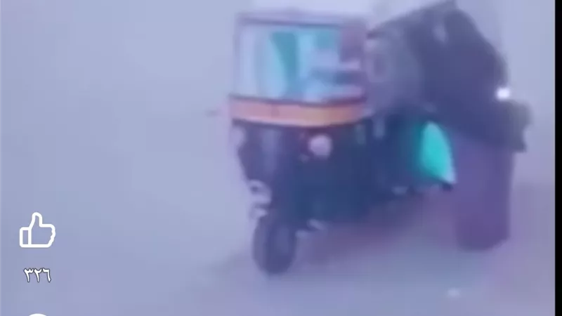 غضب واسع حول فيديو متداول لسائق توكتوك يعتدي على سيدة ويطرحها أرضا