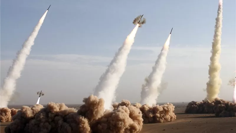 إيران تطلق صواريخ ومسيرات على قواعد أمريكية بالمنطقة