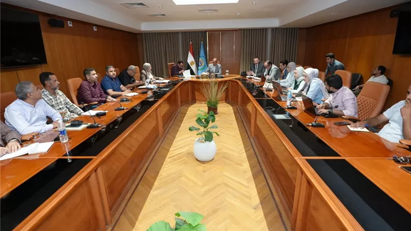 محافظ أسيوط يعقد اجتماعا لمتابعة معدلات تنفيذ مشروعات 