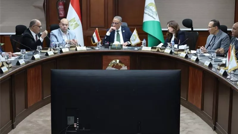 محافظ الجيزة يتابع تقنين أوضاع الأنشطة القائمة على أراضي الدولة