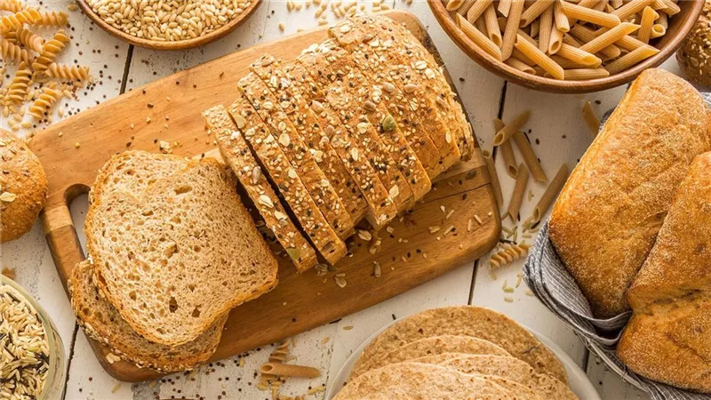 خبز الحبوب الكاملة الأبرز.. أطعمة مُصنَّعة تفيد صحة الأمعاء