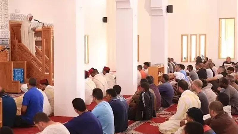 أئمة وزارة الأوقاف يلقون خطبة الجمعة اليوم عن “الاستقرار الأسري”