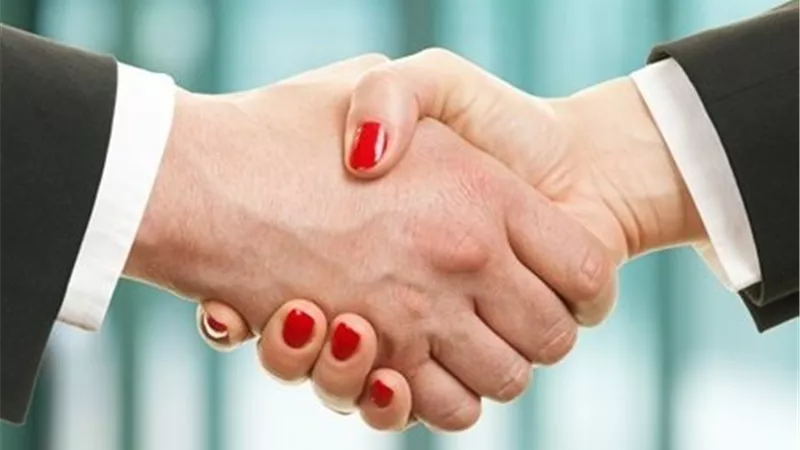 ما حكم مصافحة الرجل للمرأة الأجنبية؟ دار الإفتاء تجيب 