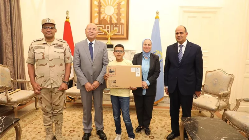 محافظ القاهرة يحقق أمنية طالب من ذوي الهمم ويهديه «لابتوب» 