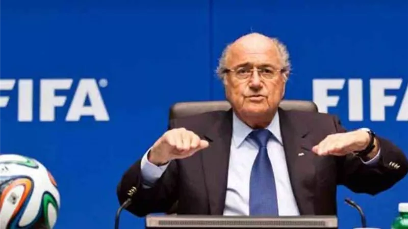 بلاتر يهاجم إنفانتينو: لايجب إقامة كأس العالم في دولة تمنع دخول الحكام