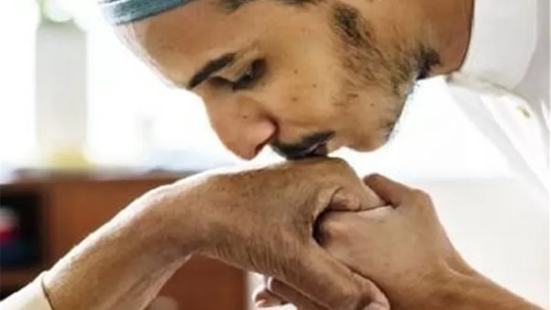 ما حكم تقبيل يد الوالدين والعلماء والصالحين؟ دار الإفتاء تجيب 