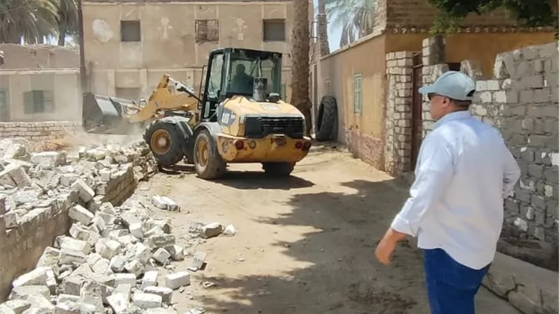 محافظ أسيوط: إزالة 20 حالة تعدٍ واستكمال حملات استرداد أراضي الدولة
