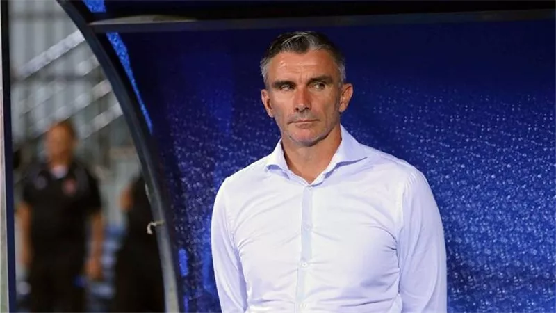 بيراميدز يفاوض باتريس كارتيرون لخلافة يورتيتش