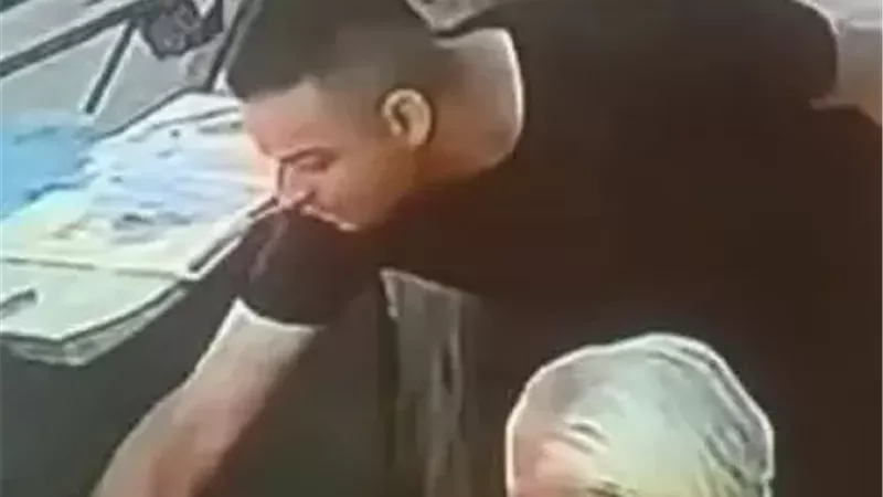 حبس المتهم بسرقة عم شعبان بائع الجرائد سنة مع الشغل.. تفاصيل