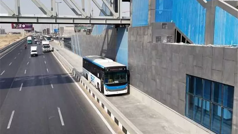 للمواطنين .. تعرف على خطوات استخدام الأتوبيس الترددي السريع|فيديو
