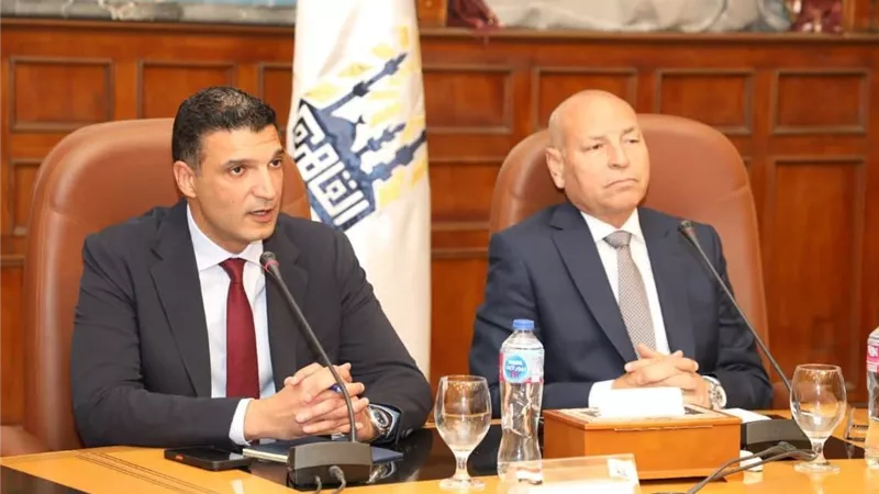 وزير الصناعة ومحافظ القاهرة يسلمان عقود تقنين أوضاع مصانع وورش شق الثعبان