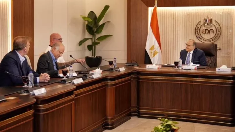 رئيس هيئة الدواء يبحث مع شركة 