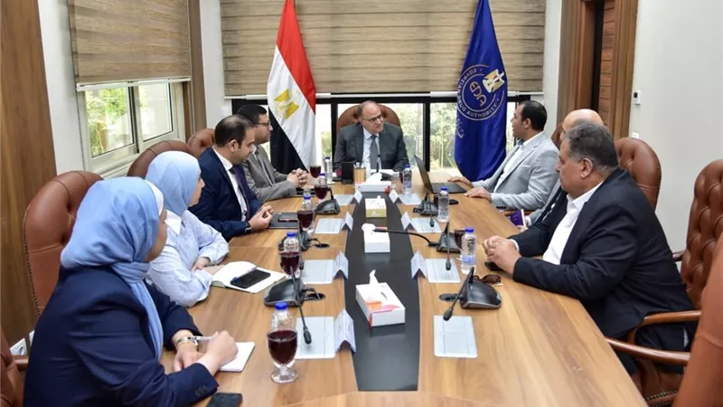 رئيس هيئة الدواء يبحث مع 