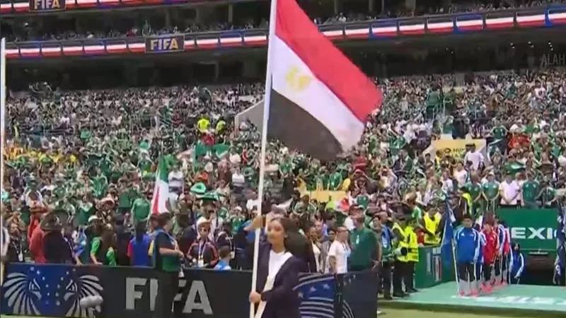 علم مصر يرفرف في ملعب أزتيكا خلال حفل افتتاح كأس العالم 