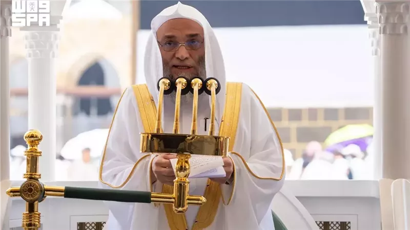 في خطبة الجمعة.. إمام المسجد الحرام يحذر من الاغترار بالدنيا وشهواتها