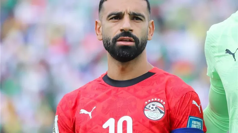 وكيل محمد صلاح يثير الجدل برسالة غامضة