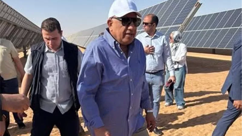 وزير الكهرباء يتفقد مشروعات بنبان وأبيدوس 2 بأسوان 