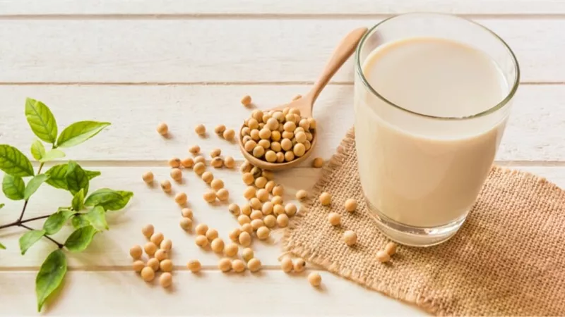 ماذا يحدث للجسم عند تناول لبن الصويا بانتظام؟