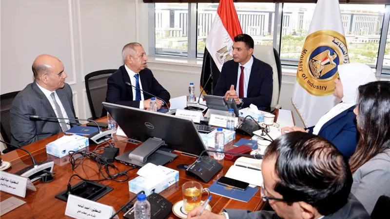 وزير الصناعة يعزز الشراكة مع الأكاديمية العربية لدعم الابتكار والتدريب
