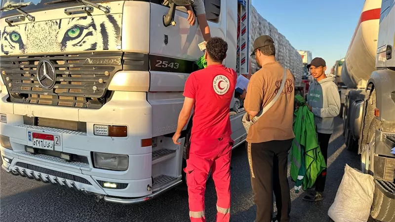 الهلال الأحمر المصري يطلق قافلة «زاد العزة 212» إلى قطاع غزة