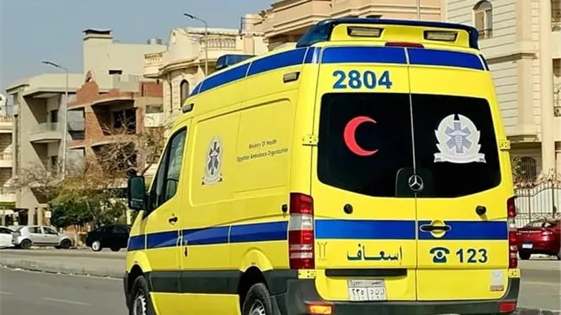إصابة 3 أشخاص في تصادم تروسيكلين بمدخل قرية العزيمة بالمنيا