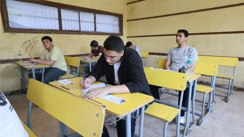 طالب بالثانوية الأزهرية: مش فاهمين حاجة وحلينا الإنجليزي ببركة ربنا