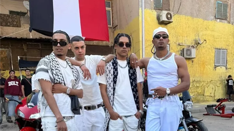 بإطلالة بيضاء وأجواء شعبية.. محمد رمضان يُعلن طرح 