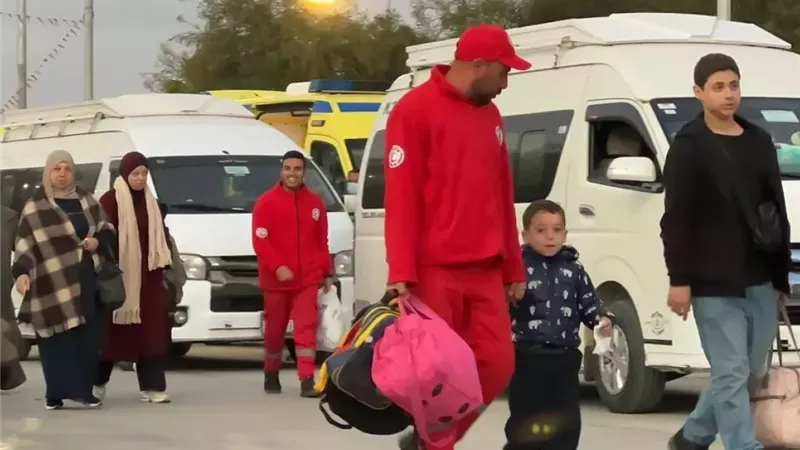 معبر رفح يستقبل دفعات جديدة من العائدين الفلسطينيين إلى قطاع غزة