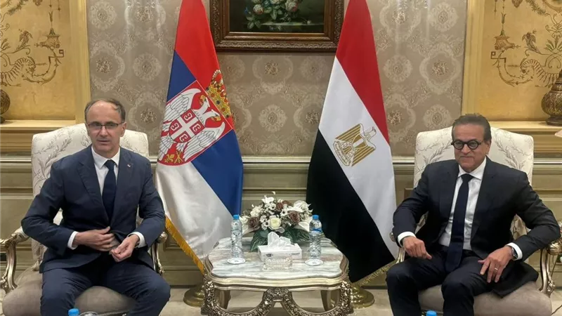 وزير الصحة  يستقبل رئيس وزراء صربيا بمطار القاهرة الدولي