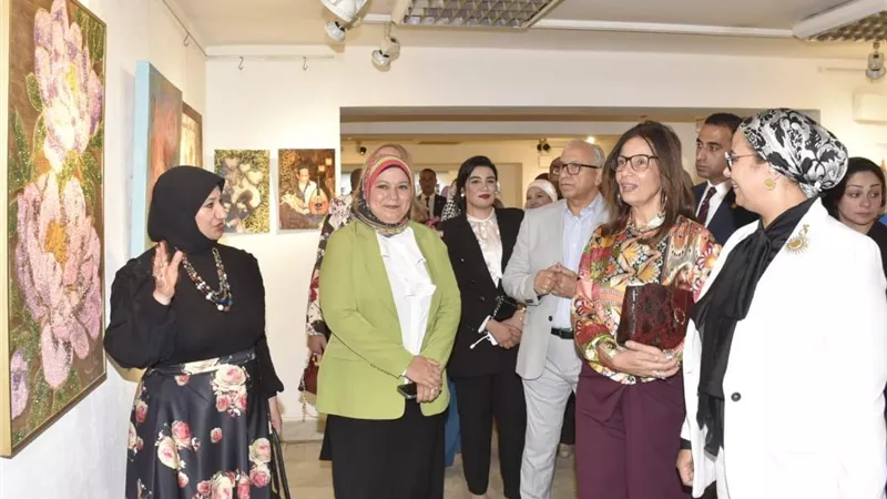 وزيرة الثقافة تفتتح معرض مبادرة «أصنع أخضر» بمتحف أحمد شوقي
