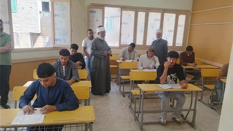 بعد دقائق من بدء اللجان.. تداول صور تزعم تسريب امتحانات الأزهر