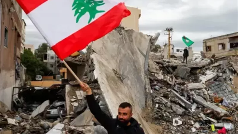 إعلام عبري: سكان جنوب لبنان يعودون لمنازلهم ملفوفين بأعلام حزب الله وإيران