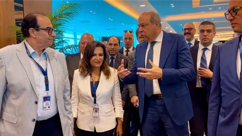 وزير الطيران يستعرض خطط التوسع والتحول الرقمي أمام وفد من النواب والشيوخ