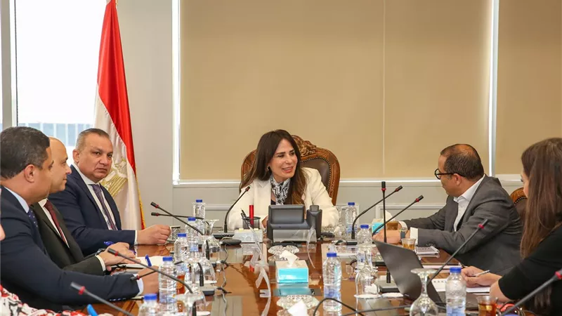 «الإسكان» تبحث إنشاء مشروع «أوت ليت» تجاري بشرق القاهرة