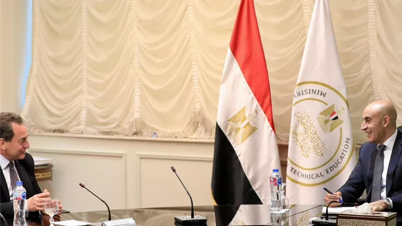 وزير التعليم يبحث مع سفير فرنسا تعزيز التعاون في التعليم الفني والتدريب 