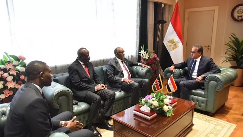 وزير الصحة يبحث مع نظيره الكيني تعزيز الشراكة الصحية وأمن الدواء الأفريقي