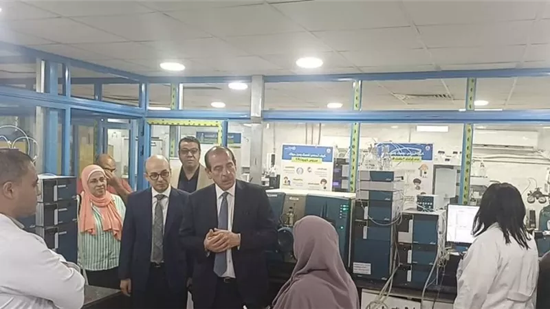 نائب وزير الصحة يتفقد تقنيات كشف الملوثات والمعادن الثقيلة بمعامل الوزارة