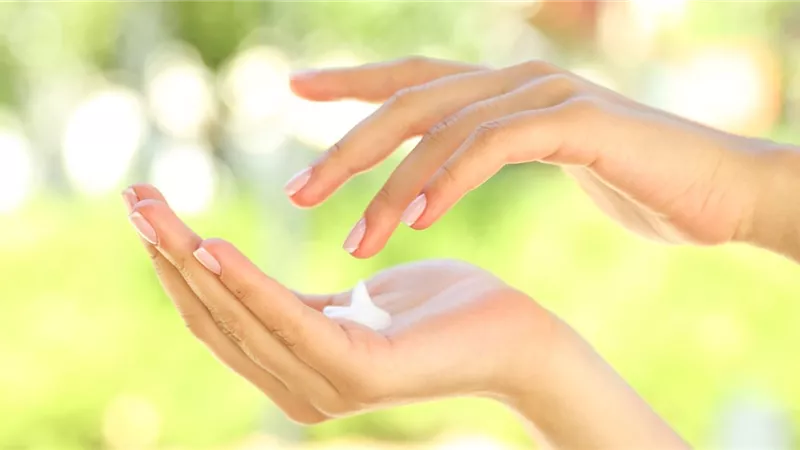 لماذا تبدو اليدان أكبر سناً من الوجه؟