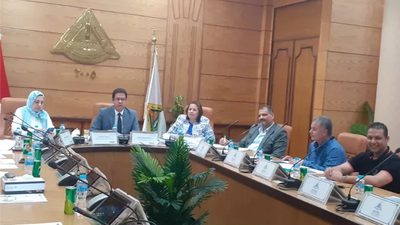 جامعة بنها تبحث تحويل سخانات المدن الجامعية للعمل بالطاقة الشمسية 