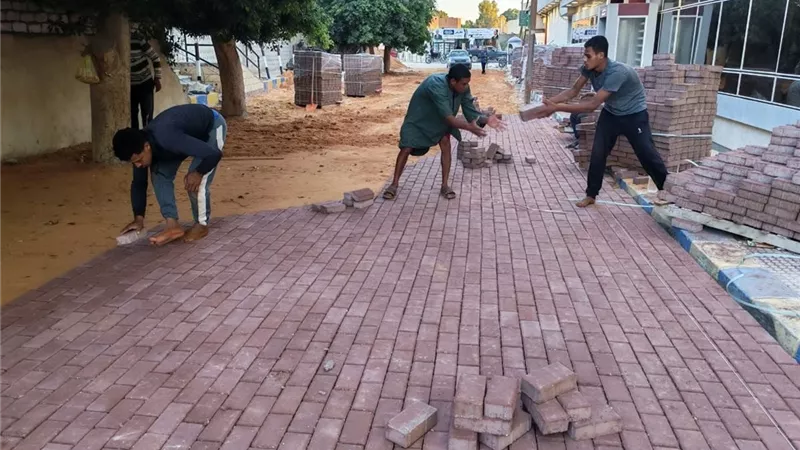 محافظ الجيزة يعلن بدء أعمال تركيب بلاط الإنترلوك بمنطقة البنك الزراعي