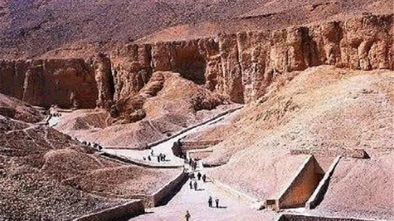 ضبط بلوجر أمريكى وصديقته وترحيلهما يصوران مقاطع بغرض الإساءة للمصريين