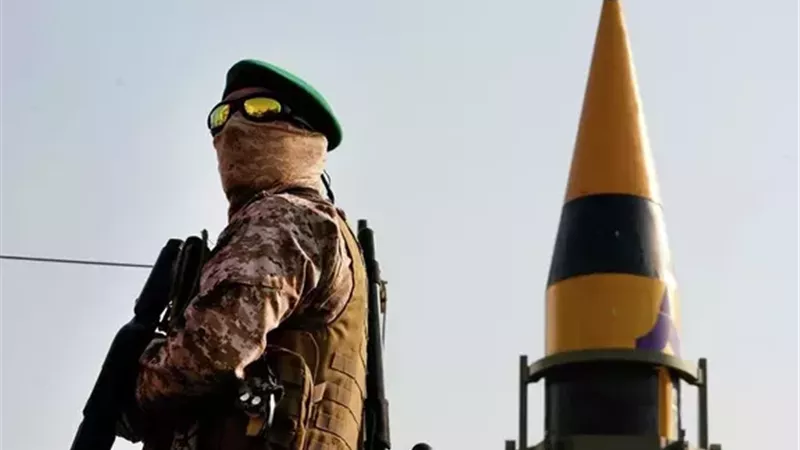 الحرس الثوري يُلزم السفن بتنسيق المرور عبر مضيق هرمز