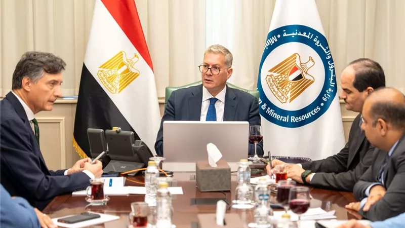 وزير البترول والثروة المعدنية يبحث مع إيني الإيطالية خطط زيادة انتاج الغاز