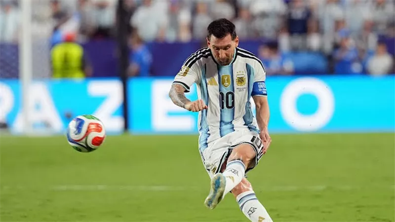 ميسي يواصل التألق ويسجل الهدف الثاني للأرجنتين أمام الجزائر في كأس العالم 