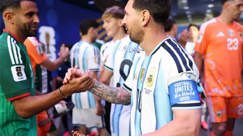 لاعب خارق.. رياض محرز يتحدث عن ميسي بعد 